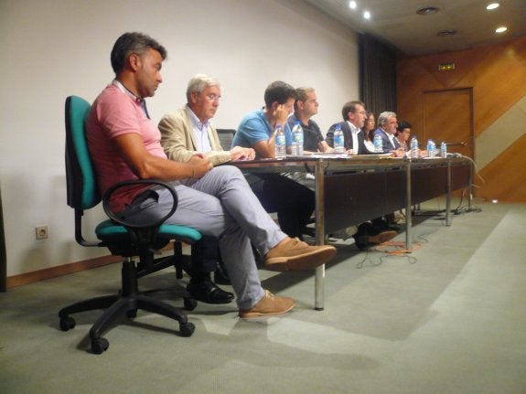 El equipo de la consejería. Por la izquierda, José Ramón Tuero, Fernando Padilla, Roberto Suárez Malagón, Francisco Laviana, Genaro Alonso, Cristina Valdés, Manuel Capellán y Dolores Guerra. 