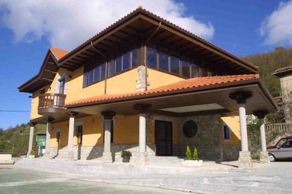 El edificio de la casa consistorial de Ponga, uno de los dos ayuntamientos con más deuda por habitante de la comarca. 