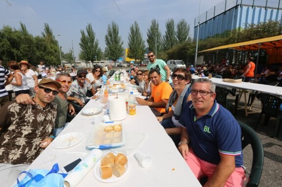 Numerosos vecinos de Versalles optaron por disfrutar de la comida en el aparcamiento de Los Canapés. 