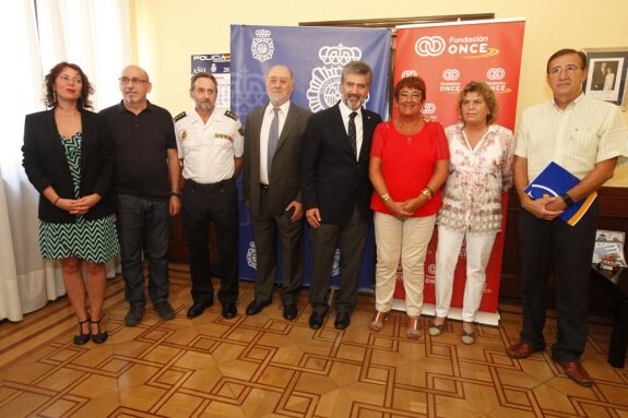 Ignacio Cosidó, en el centro, con el delegado del Gobierno y responsables de la ONCE y de asociaciones de discapacitados. 