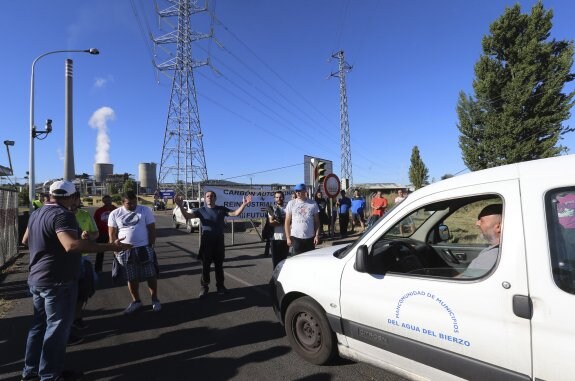 Mineros de Astur Leonesa cierran el paso a la central de Compostilla II en una protesta a finales del pasado mes de agosto. 