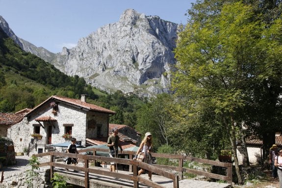 Bulnes, en el concejo de Cabrales, es una de las localidades ubicadas dentro del Parque Nacional de los Picos de Europa. 