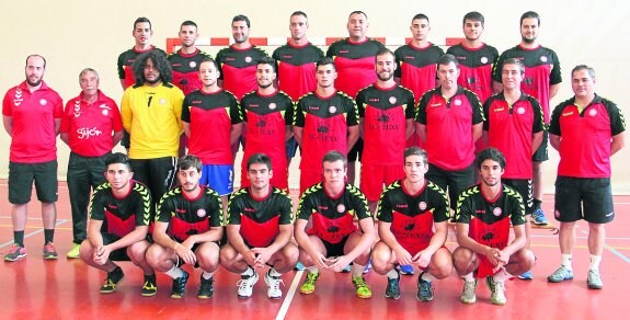 La plantilla del Grupo Covadonga, con su entrenador Chechu Villaldea en el centro. 