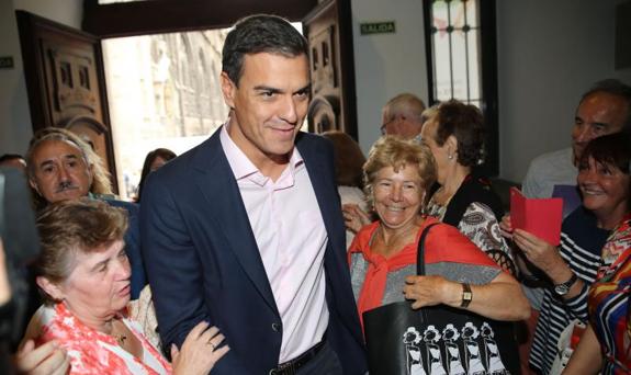 Pedro Sánchez recibió una calurosa acogida en Gijón, donde participó en la escuela de verano de UGT. 