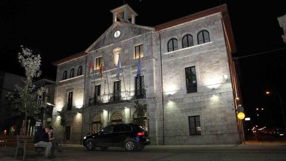 Imagen de archivo de la fachada principal del Ayuntamiento llanisco. 
