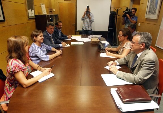 Reunión de ayer en la Consejería de Medio Ambiente entre Carmen Moriyón y Belén Fernández en compañía de sus técnicos. 