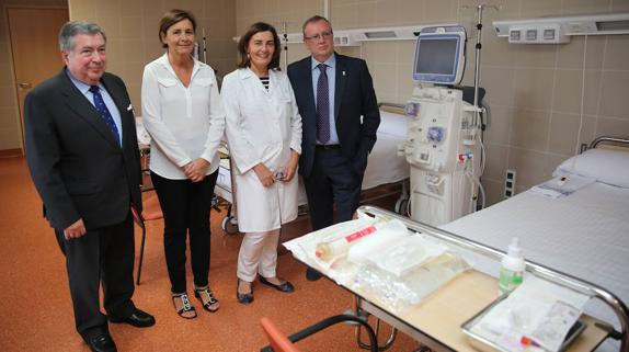 Romualdo Trancho, Carmen Moriyón, Julia Megido y Francisco del Busto, junto a una de las máquinas de diálisis de Jove. 