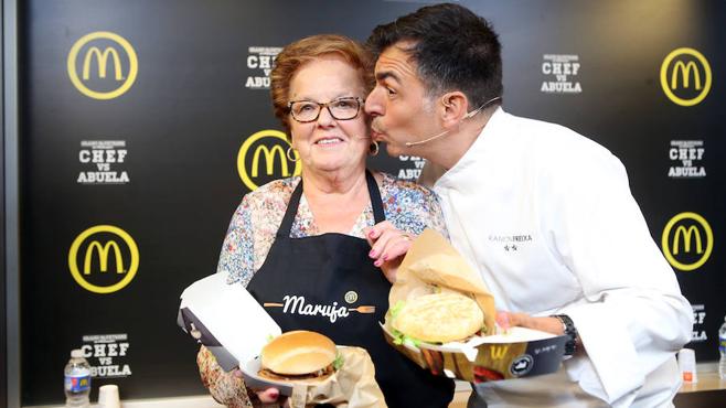 Maruja, junto al cocinero Ramón Freixa, esta mañana, en Oviedo.