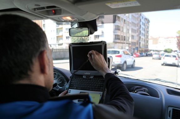 Un agente de la Policía Local en el coche radar cedido por la Dirección General de Tráfico. 