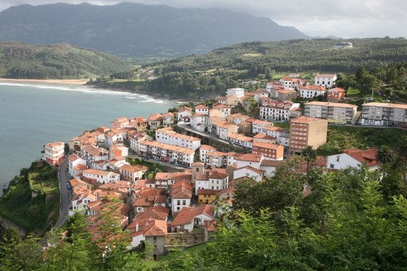 Vista panorámica de la villa marinera de Lastres, pueblo en el que comenzará como experiencia piloto de la marca de calidad de las villas costeras. 