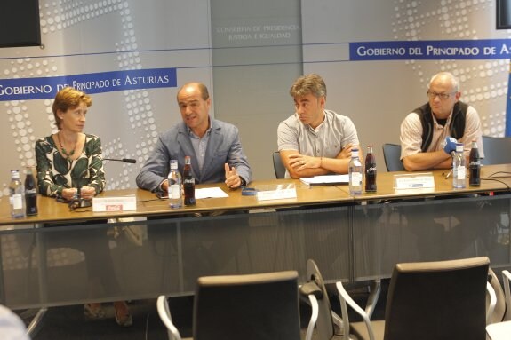María Sinde, de Coca Cola; Íñigo Cabal, de los clubes de esquí, José Ramón Tuero y Roberto Hartasánchez, de FAPAS, en la presentación de la jornada ambiental que se celebrará el sábado en Pajares. 
