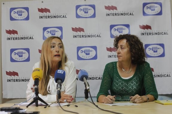 Isabel González y Emma Rodríguez, portavoces del sindicato Suatea, durante su comparecencia. 