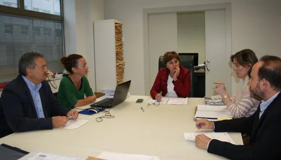 La consejera Pilar Varela (centro) preside la reunión del Consejo de Administración de Vipasa. 