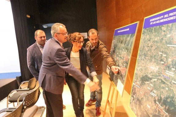 Ángel García, Saúl Bastián, Belén Fernández y Manuel Gutiérrez señalan el proyecto. 