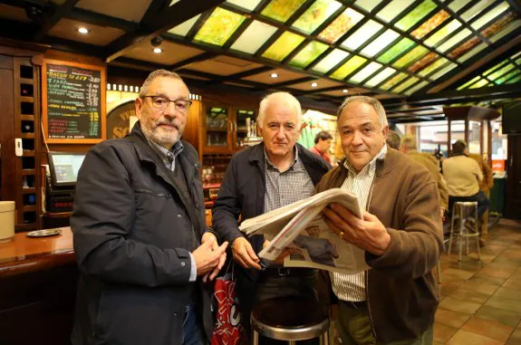 Secundino Vázquez, Miguel Apacio y Francisco Argüello, con la edición de Oviedo de EL COMERCIO. 