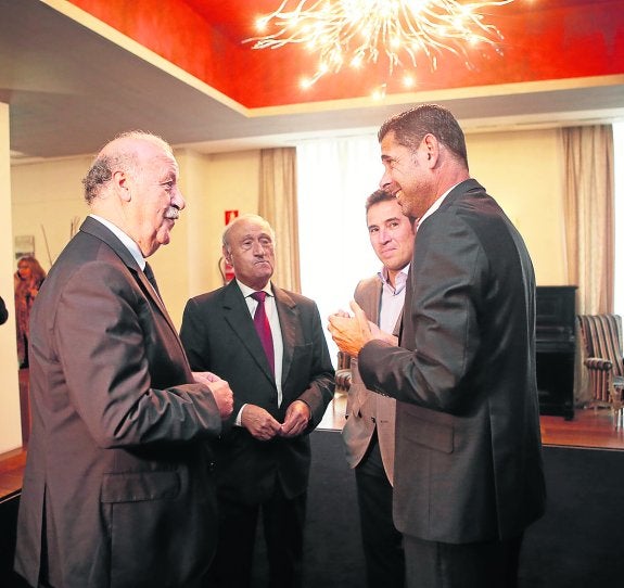 Vicente del Bosque y Pedro Guillén conversan con Hierro y Joaquín del Olmo. 