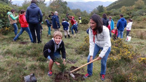 El grupo de niños, trabajando en la zona de la estación invernal. 