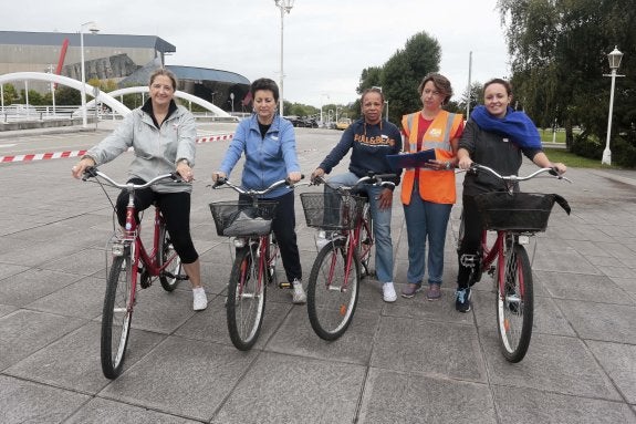 Por la izquierda, Charo Moreno, Eugenia García, Ana Toledo y Begoña Martínez, con la monitora Eugenia García-Sastre. 