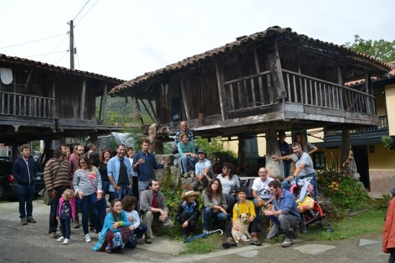 Los participantes en la senda artística-rural, a su llegada a la localidad de Vallinaoscura. 
