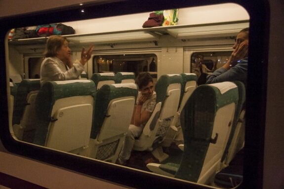 Los viajeros, encerrados en el tren en León. 