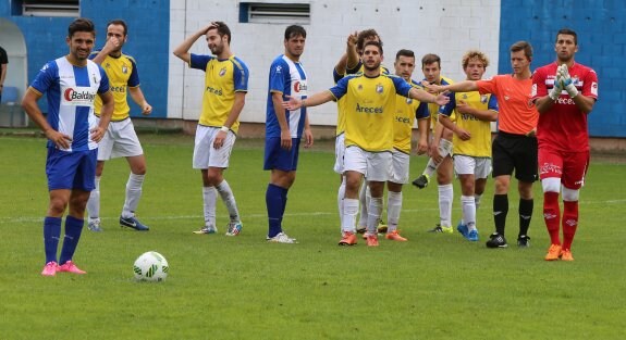 Jorge Rodríguez tuvo los nervios templados para repetir el lanzamiento de un penalti muy protestado por el Mosconia. 