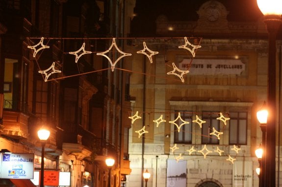 Imagen parcial de los arcos de iluminación navideña que la empresa Blachere colocó en la céntrica calle del Instituto en el año 2006. 