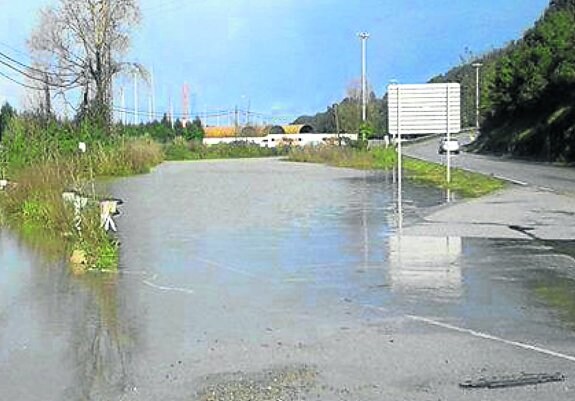  Inundaciones. No hace falta que llueva mucho para que se inunden varios tramos de la AS-328. 