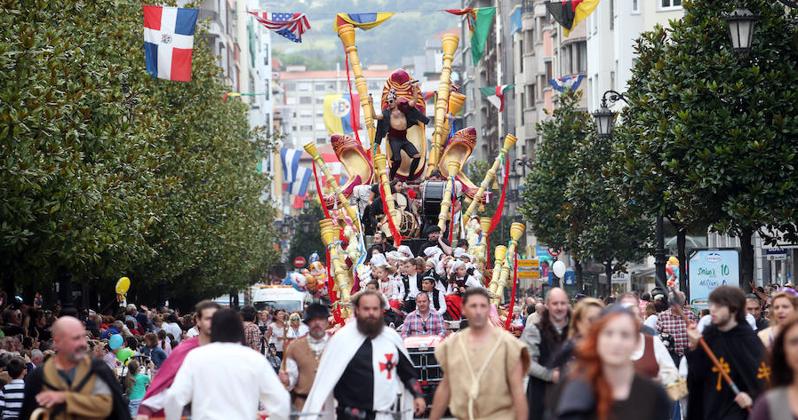 La carroza 'Asturias', con Rodrigo Cuevas en su trono de madreña bailando 'Ritmo de Verdiciu', en pleno desfile por la calle Uría.