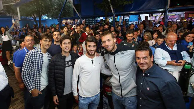 Los jugadores del Oviedo Torró, Toché, Héctor, Nando, Michi yEsteban, en su visita al chiringuito de la Aparo.