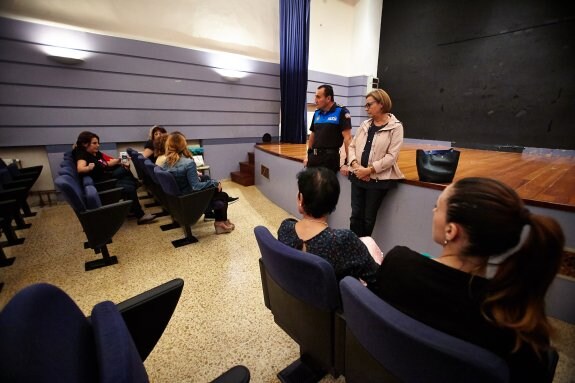 Un grupo de hosteleros se reunió ayer en la biblioteca de La Luz con la alcaldesa y el jefe de la Policía Local. 