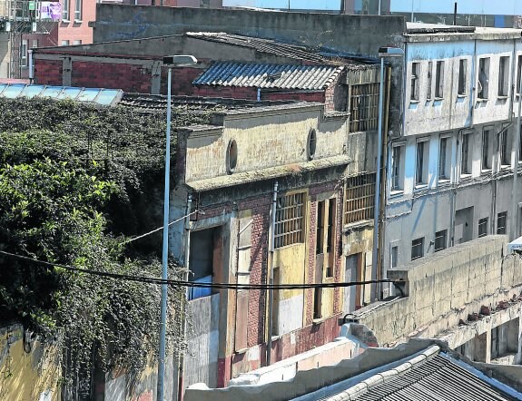 Naves ocupadas por transeúntes en la calle Diario El Comercio. 