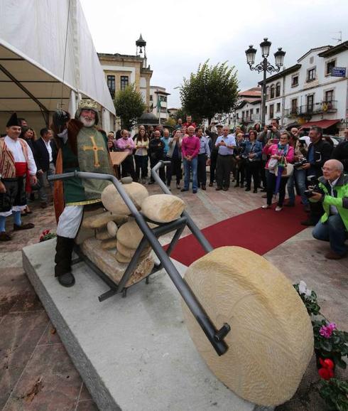 El Rey Pelayo, subido en 'Pelayina', protagonizó ayer el acto de inauguración de esta moto. 