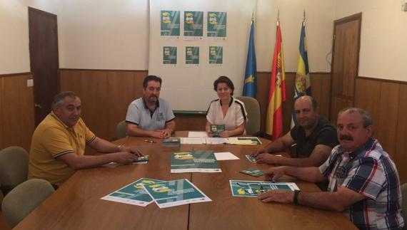 En el centro, Julio Magadán, de Adeva, y la alcaldesa, Silvia Méndez, en la presentación.