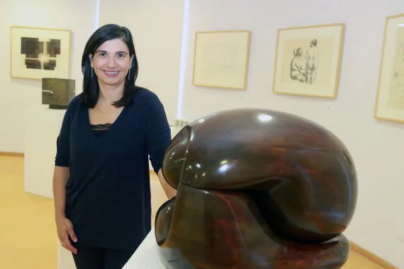 Gema Ramos, responsable de patrimonio del Museo del IES Bernaldo de Quirós de Mieres, posa con una obra de Navascues, una de las piezas estelares. A la derecha, una pieza de Viola. 