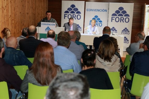 Reunión de Foro del Caudal, con Oblanca y Cristina Coto. 