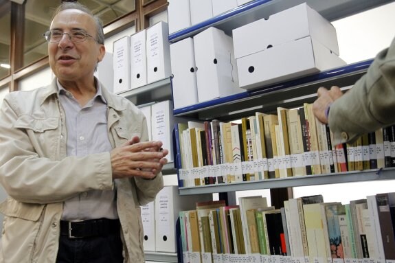 José Luis García Martín, frente a los títulos literarios que ha donado a la Biblioteca de Asturias. En el recuadro, una de las cartas que le envió Vicente Aleixandre. 