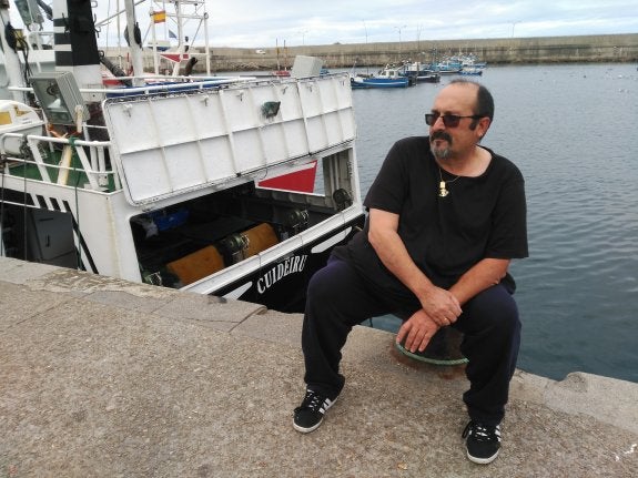 José Emilio Fernández, junto a su barco 'Nuberu', decidió abandonar la costera. 