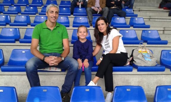 Fran Alonso, con su mujer Filipa y su hija Adriana. :: LVA