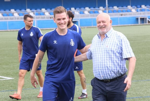 Diego Nuño bromea con Juanjo Prendes al finalizar un entrenamiento.