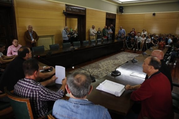 El alcalde, a la izquierda, en la reunión con los vecinos el martes en el Ayuntamiento. 