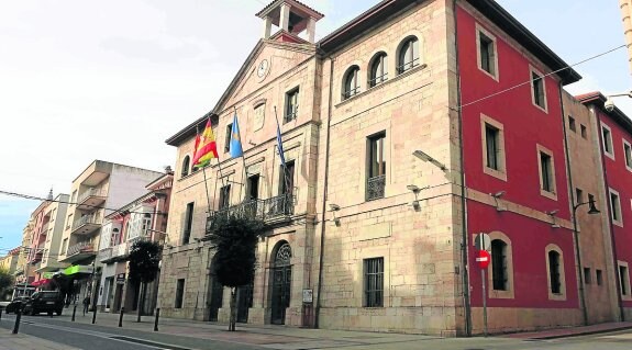 Imagen de archivo del edificio consistorial de la villa de Llanes. 