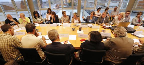 Reunión de la comisión de seguimiento del plan de calidad del aire de Gijón celebrada ayer en la sede de la EMA. 