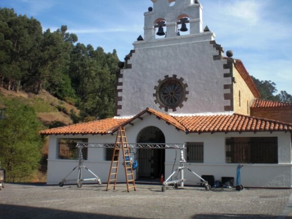 La iglesia, preparada para acoger una de las escenas. 