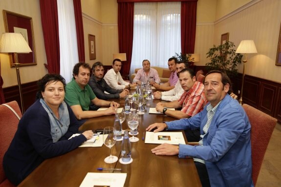 Los asistentes a la reunión de ayer en Covadonga. 
