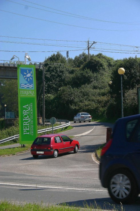 Vehículos acceden al complejo turístico de Perlora. 