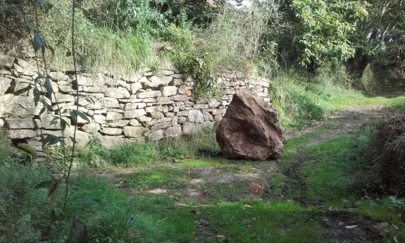 Una de las piedras de grandes dimensiones que cayó al camino del Refuxal. 