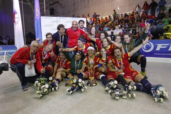 La selección femenina de hockey sobre patines, con uno de sus trofeos. 