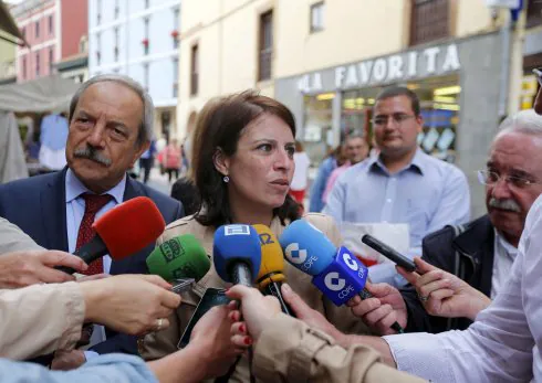 Adriana Lastra, con Wenceslao López detrás, en un acto de la última campaña electoral. 