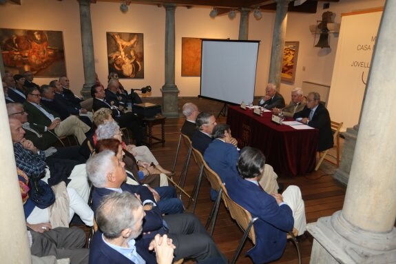 En la mesa, de izquierda a derecha, Francisco Rodríguez, Ignacio Arango y Javier Santos Navia, durante la conferencia. 