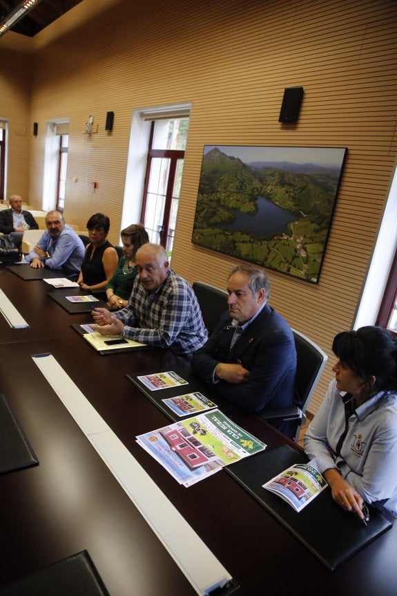 Misael Rodríguez, Ángeles García, Adriana Marcilla, de Caja Rural, Jesús Álvarez Barbao y Emilio Martínez y Aurora Suárez, de Arppa. 